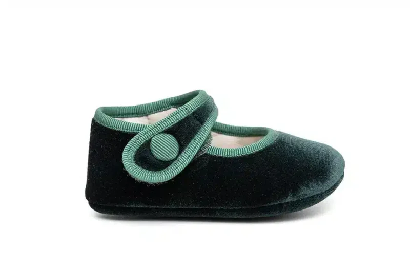 Merceditas velcro botón terciopelo verde bebé